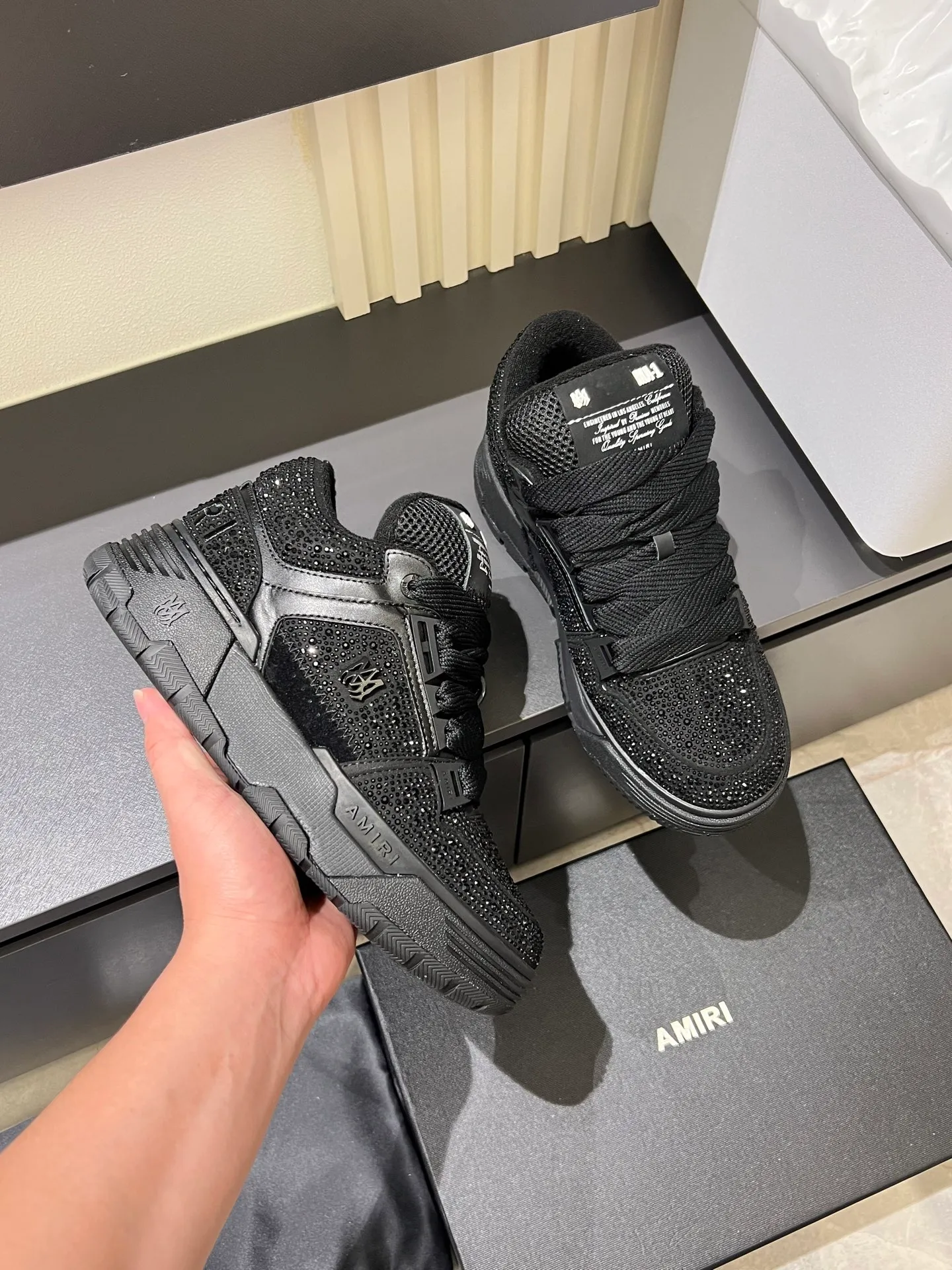 Men's men's shoes 💰p720 [AMIRI] 2025 spring and summer series new sneakers, new 🆕 bread shoes, bread shoes have a very special big tongue design, thickened outsole, rounded toe, oversized rubber sole and perforated star details, whoever wears them will look better! The appearance is responsible, the feet are retro and handsome! Size: 38-45